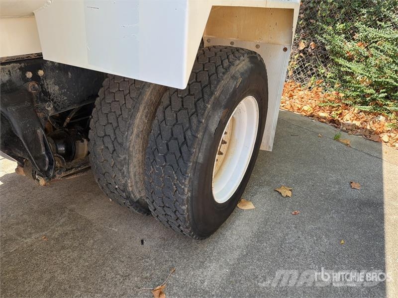 Freightliner FL70 2000 gal 4x2 Water Truck Поливальні машини