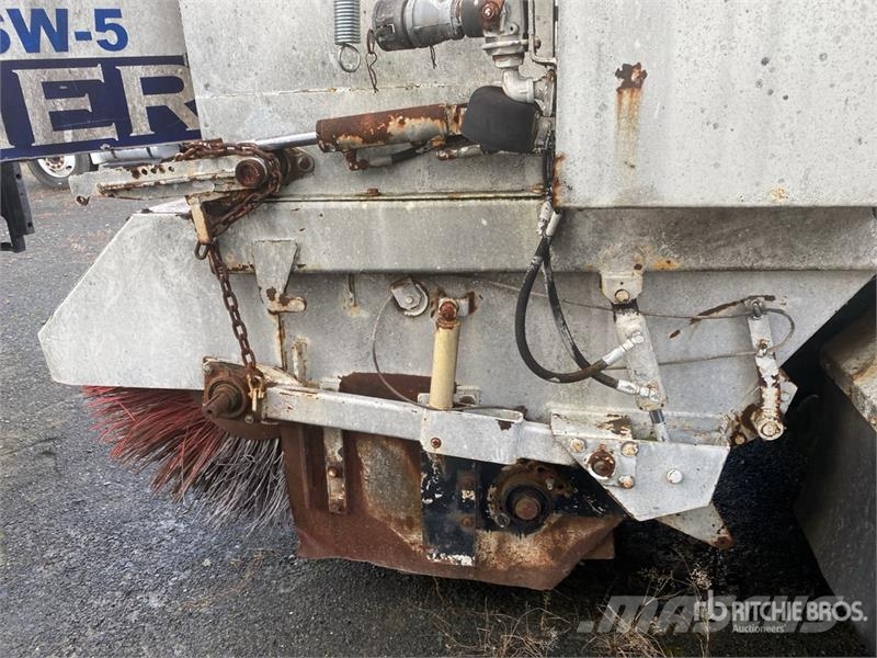Freightliner FL70 Sweeper Truck (Inoperable) شاحنات كاسحة