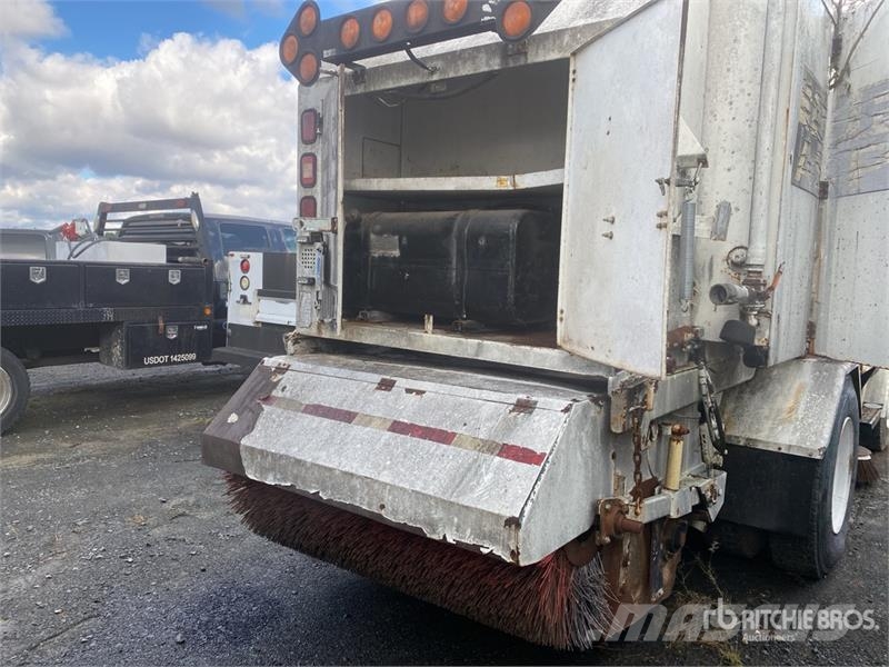 Freightliner FL70 Sweeper Truck (Inoperable) شاحنات كاسحة