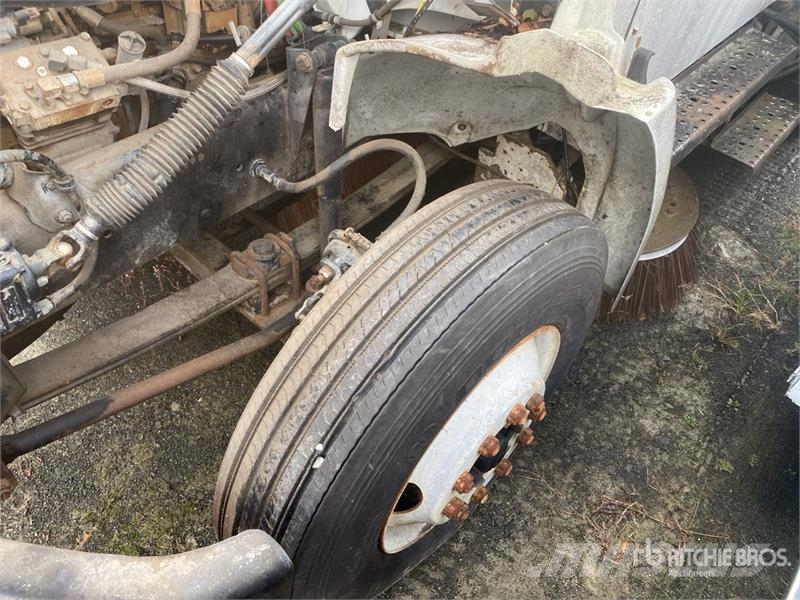 Freightliner FL70 Sweeper Truck (Inoperable) شاحنات كاسحة