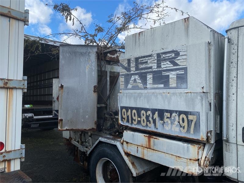 Freightliner FL70 Sweeper Truck (Inoperable) شاحنات كاسحة
