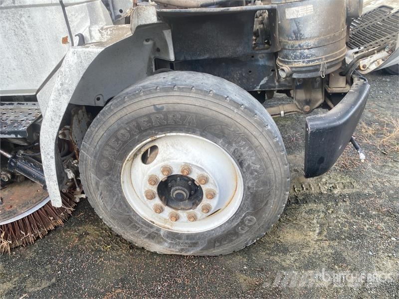 Freightliner FL70 Sweeper Truck (Inoperable) شاحنات كاسحة
