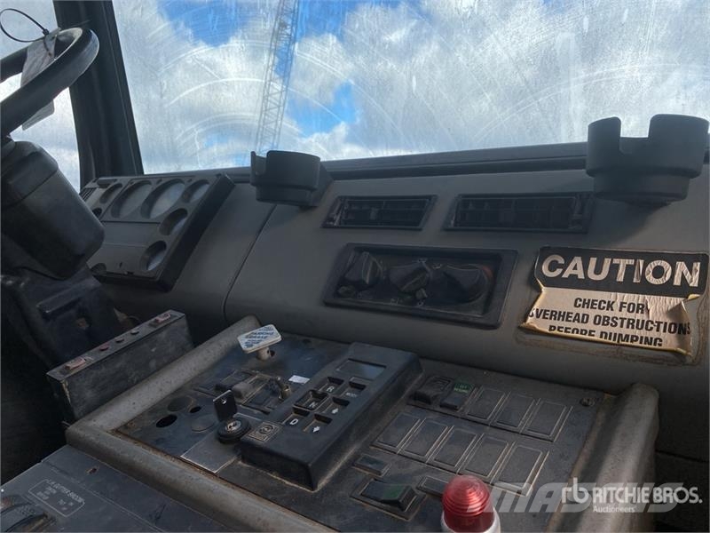 Freightliner FL70 Sweeper Truck (Inoperable) شاحنات كاسحة