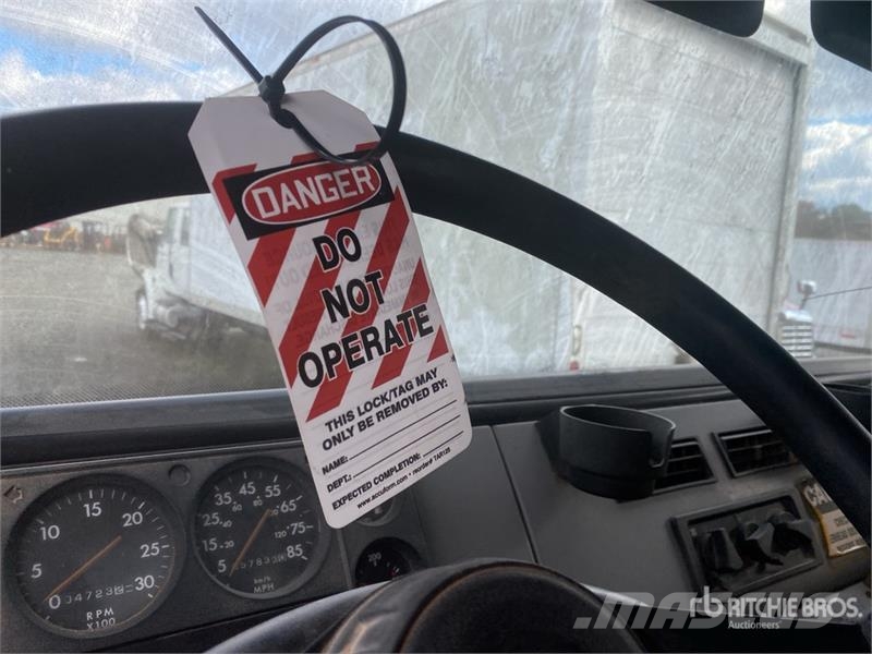 Freightliner FL70 Sweeper Truck (Inoperable) شاحنات كاسحة