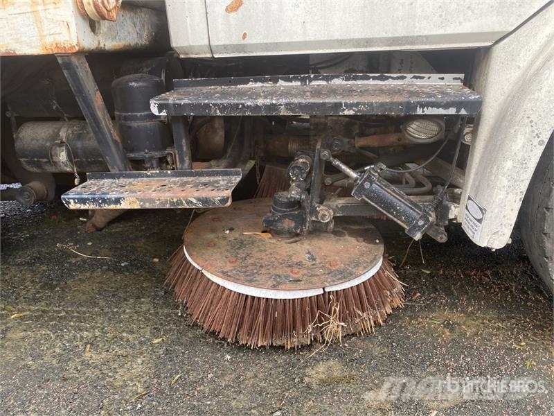 Freightliner FL70 Sweeper Truck (Inoperable) شاحنات كاسحة