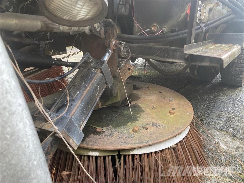 Freightliner FL70 Sweeper Truck (Inoperable) شاحنات كاسحة