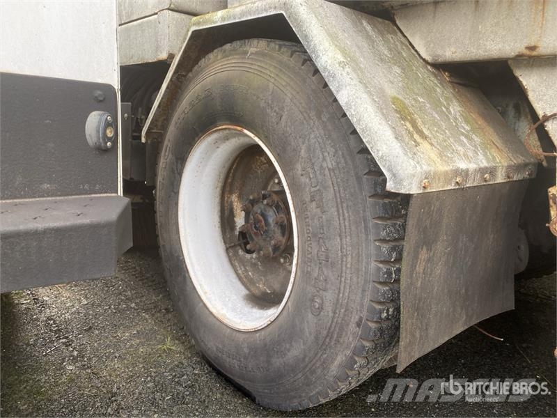 Freightliner FL70 Sweeper Truck (Inoperable) شاحنات كاسحة