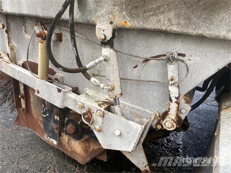 Freightliner FL70 Sweeper Truck (Inoperable) شاحنات كاسحة