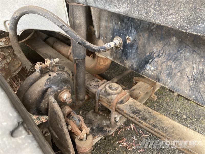 Freightliner FL70 Sweeper Truck (Inoperable) شاحنات كاسحة