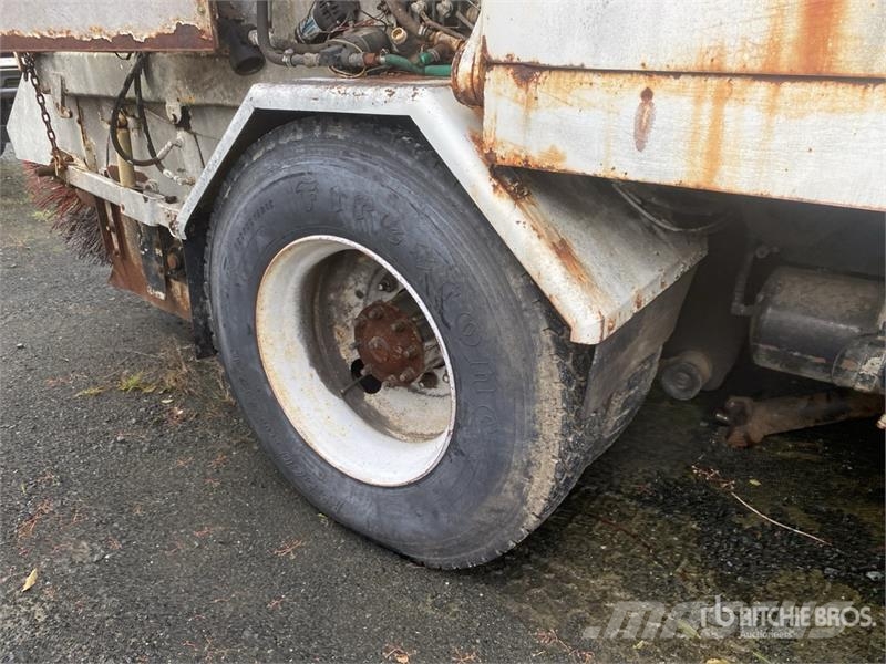 Freightliner FL70 Sweeper Truck (Inoperable) شاحنات كاسحة