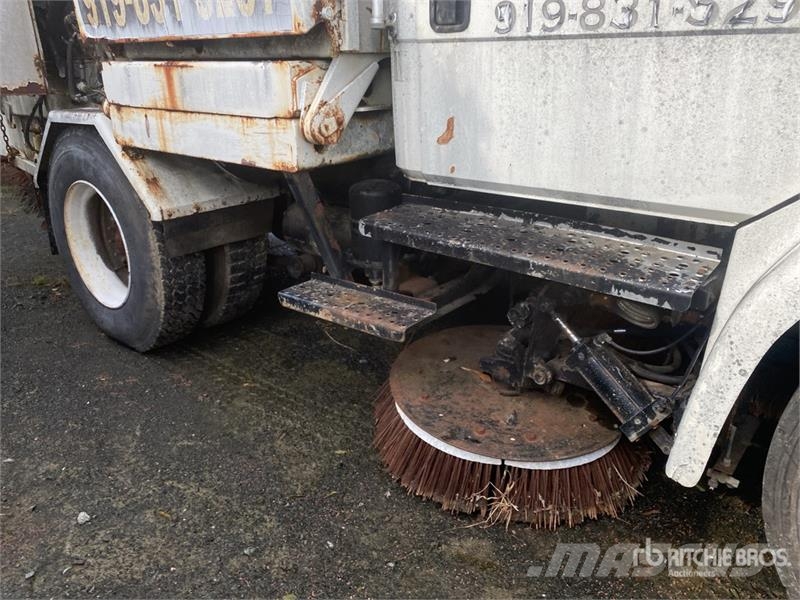 Freightliner FL70 Sweeper Truck (Inoperable) شاحنات كاسحة