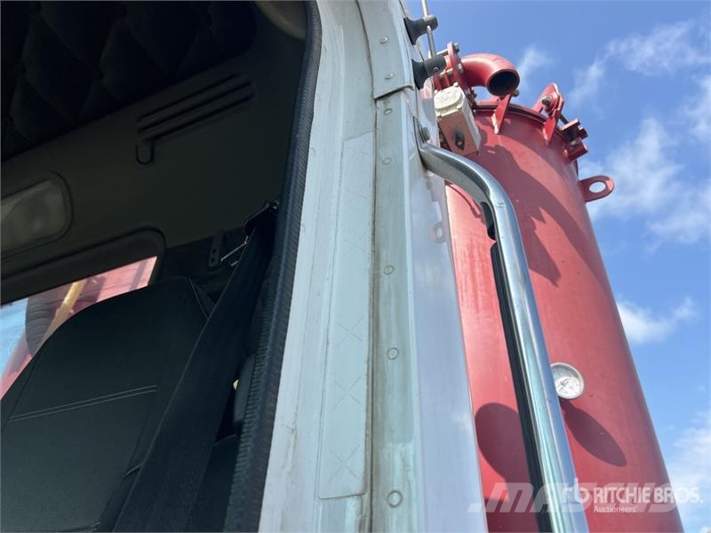 Freightliner Global 176ET on  Freightliner Coronado 122 6x4 Vac Commercial vehicle