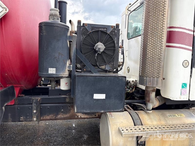 Freightliner Global 178ET on  Freightliner Columbia 120 6x4 Vac Kombiji / vakuumski kamioni