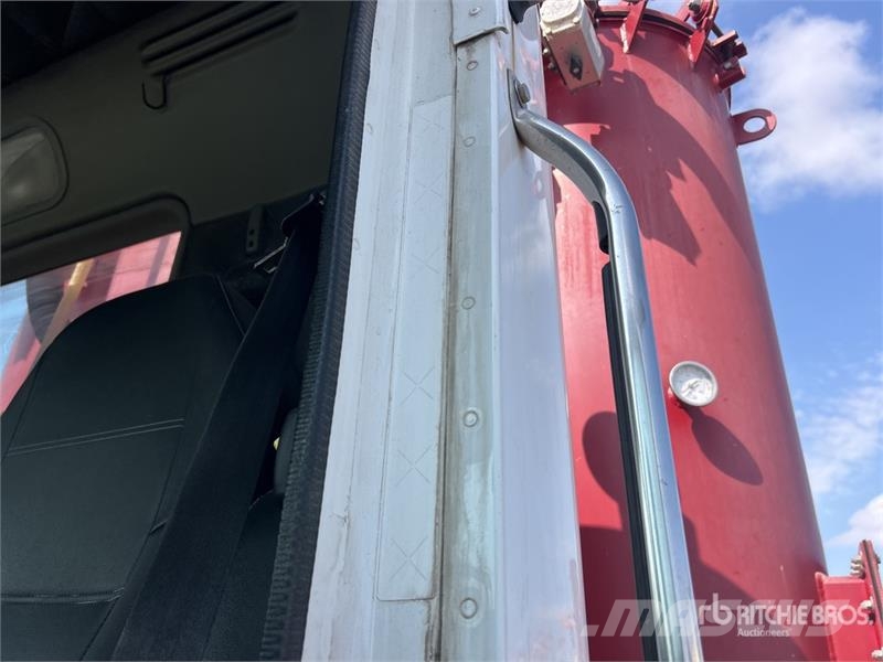 Freightliner Global 176ET on  Freightliner Coronado 122 6x4 Vac Commercial vehicle