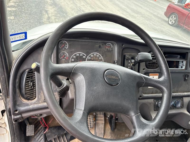 Freightliner M2 Camiones de cama baja