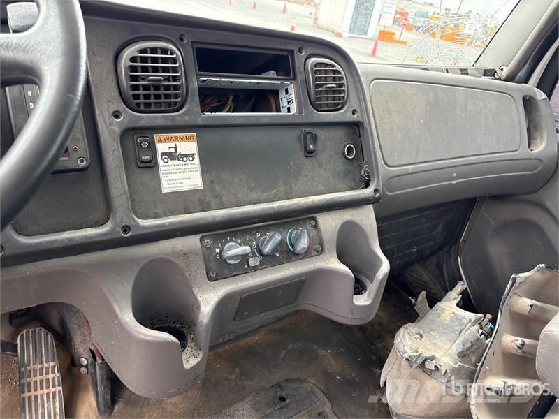 Freightliner M2 Camiones de cama baja
