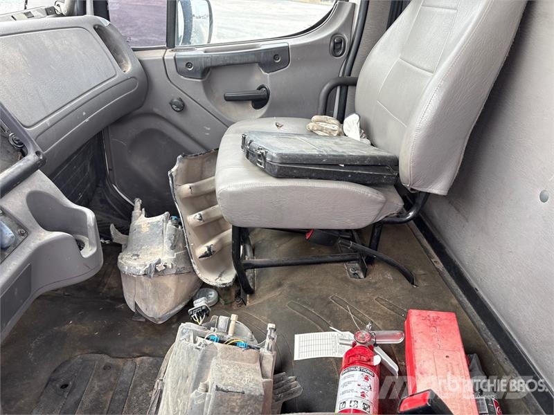 Freightliner M2 Camiones de cama baja