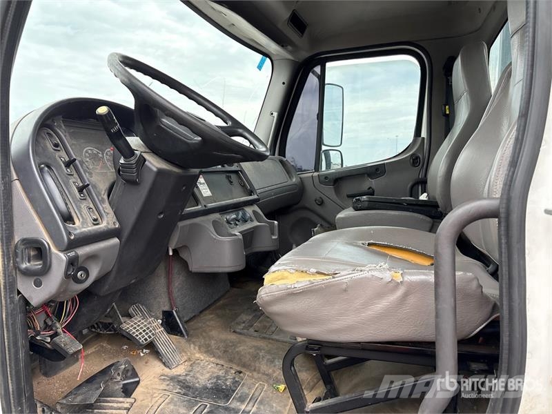 Freightliner M2 Camiones de cama baja
