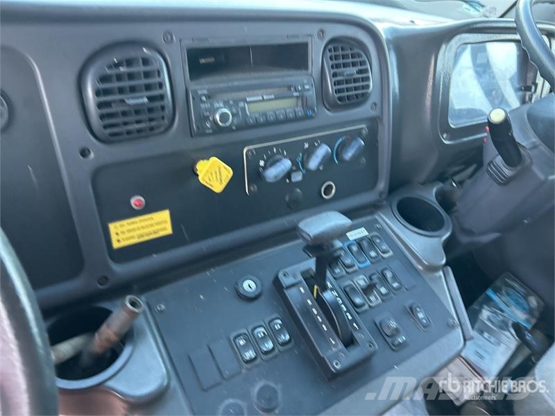 Freightliner M2 106 街路清掃車