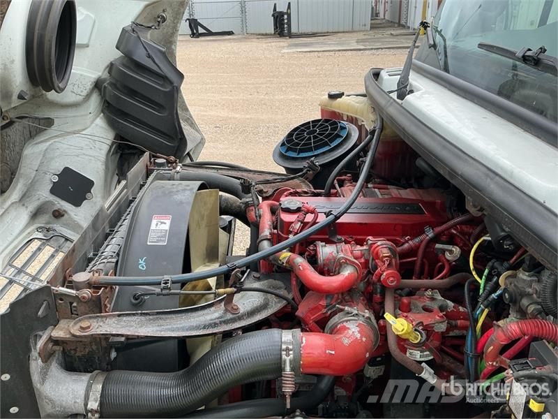 Freightliner M2 106 Sunkvežimiai su dengtu kėbulu