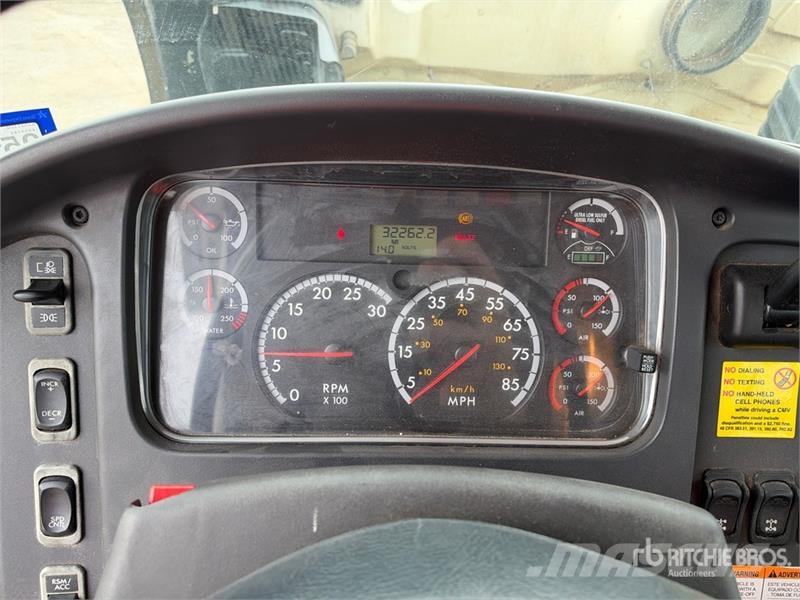 Freightliner M2 106 Teherautóra szerelt emelők és állványok