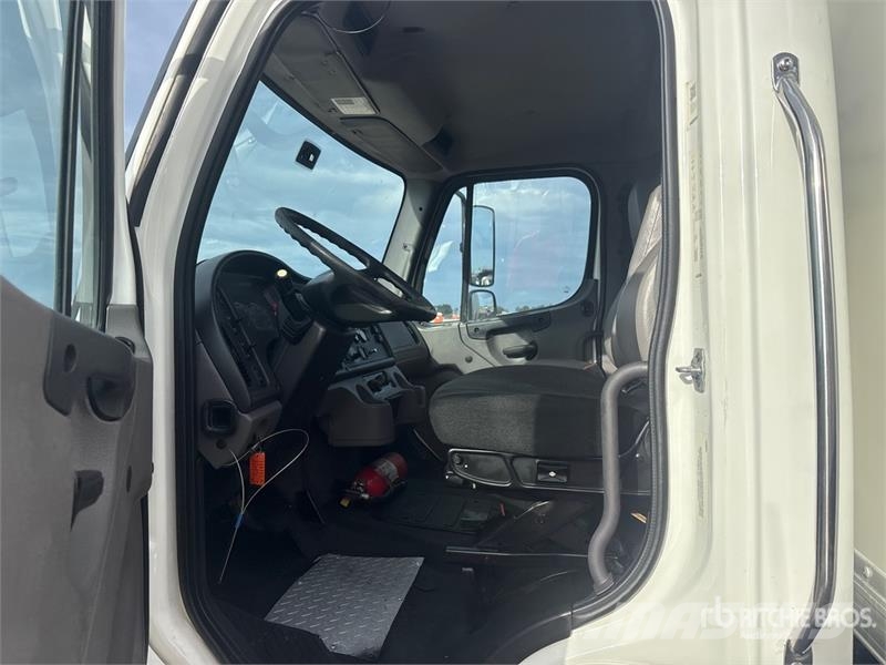 Freightliner M2 106 Dobozos teherautók