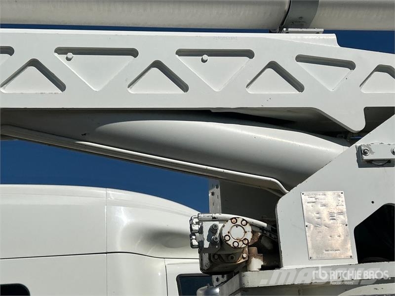 Freightliner M2 106 卡車裝載高空作業車