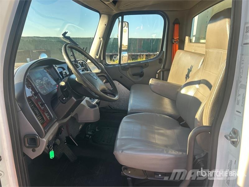 Freightliner M2 106 Furgons