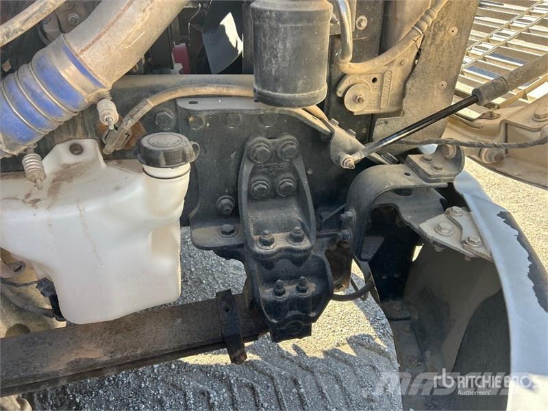 Freightliner M2 106 卡車裝載高空作業車