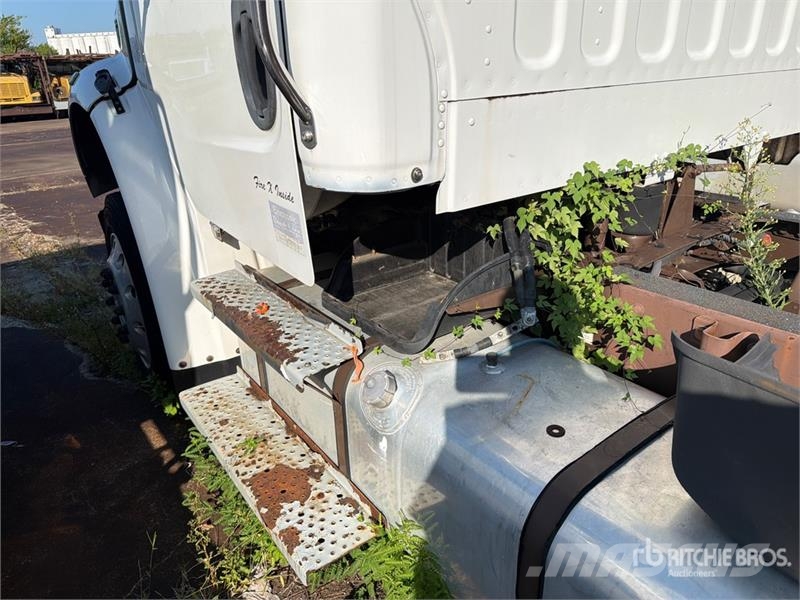 Freightliner M2 106 Camiones portacoches