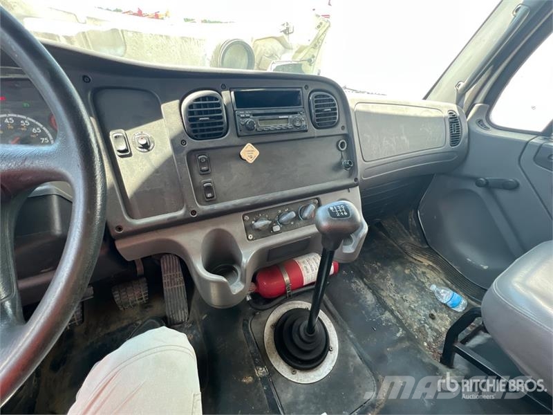 Freightliner M2 106 Camiones con caja de remolque