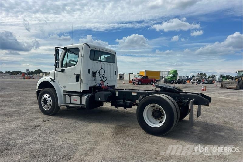 Freightliner M2 106 Тягачі