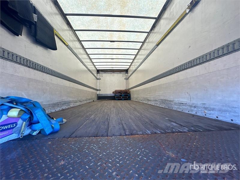 Freightliner M2 106 Camiones caja cerrada