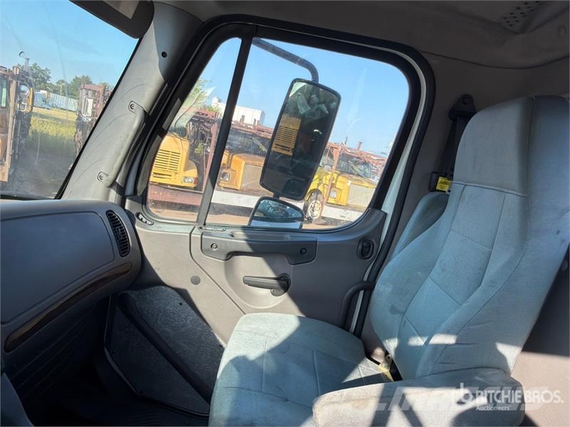 Freightliner M2 106 Camiones portacoches
