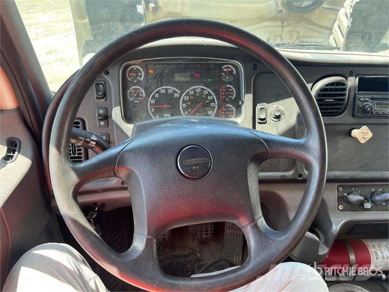 Freightliner M2 106 Camiones con caja de remolque