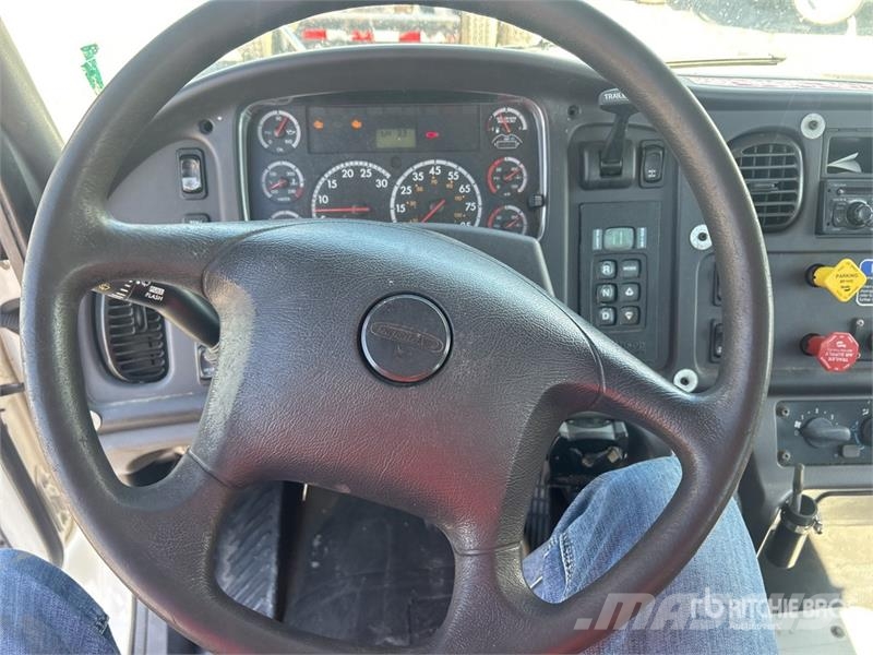 Freightliner M2 106 駕駛室與內部