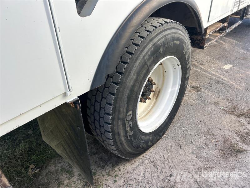 Freightliner M2 106 卡車裝載高空作業車
