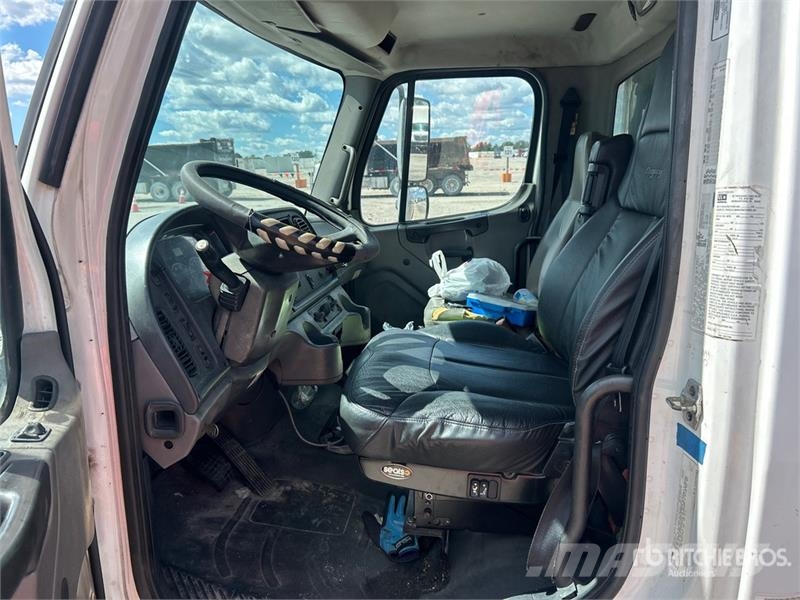 Freightliner M2 106 Грузовики-Рефрижераторы