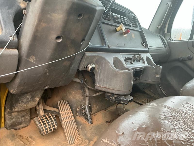 Freightliner M2 106 Flatbed / Dropside trucks