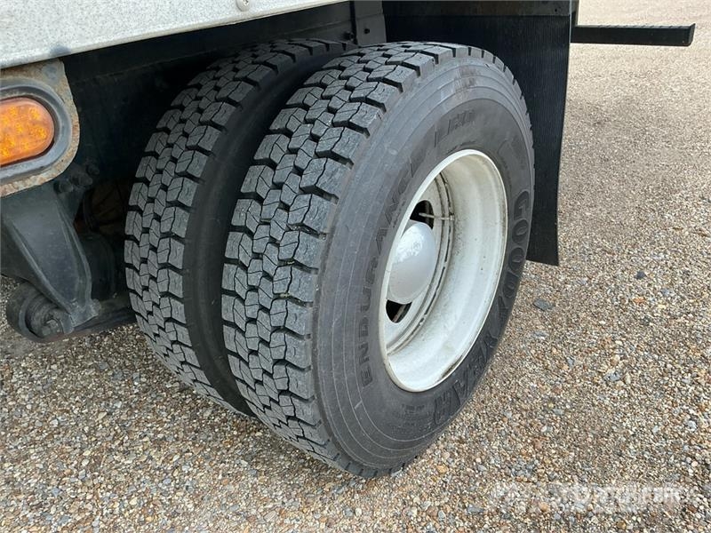 Freightliner M2 106 Sunkvežimiai su dengtu kėbulu