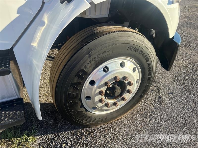 Freightliner M2 106 Furgons