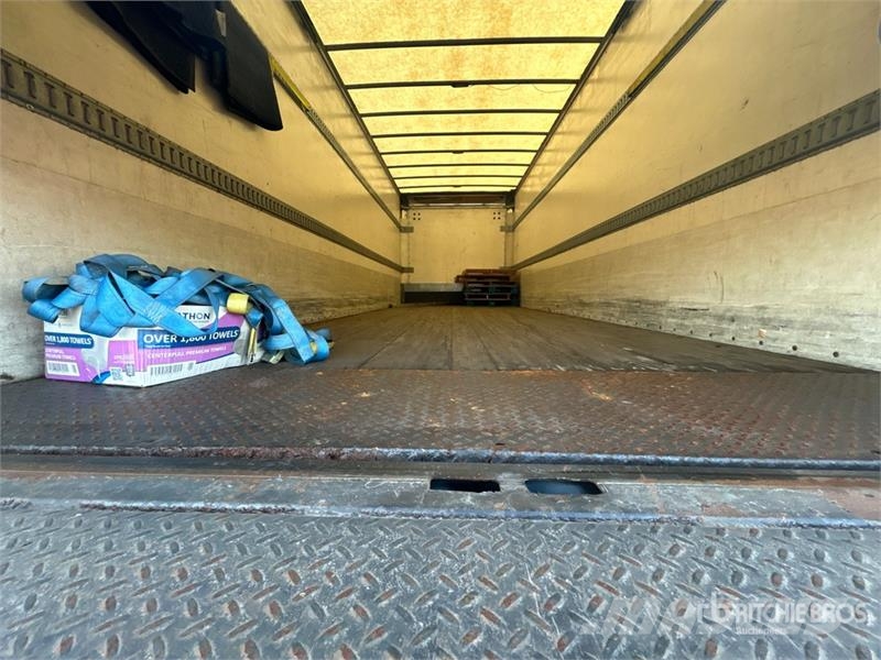 Freightliner M2 106 Camiones caja cerrada