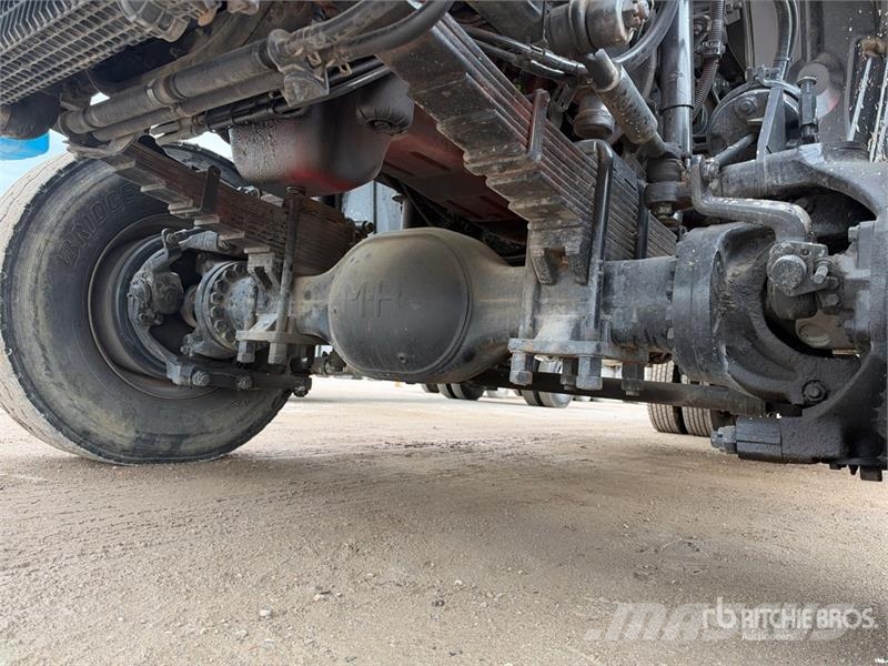Freightliner M2 106 Teherautóra szerelt emelők és állványok