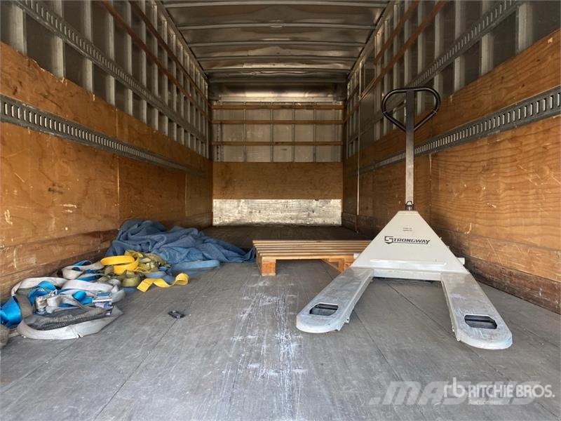 Freightliner M2 106 貨箱式卡車