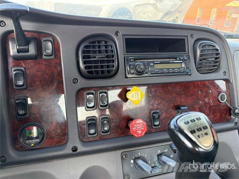 Freightliner M2 106 Camiones portacoches