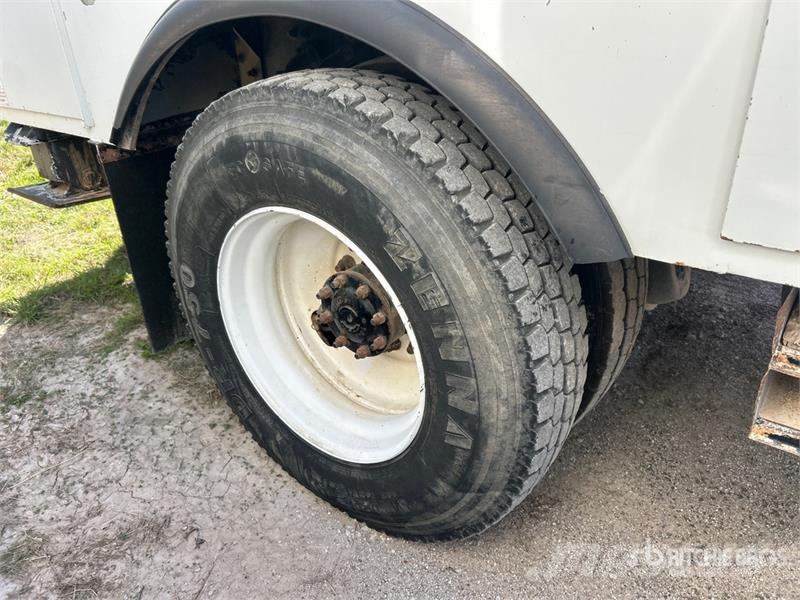 Freightliner M2 106 卡車裝載高空作業車