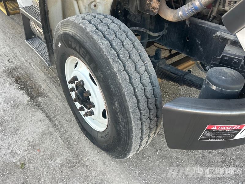 Freightliner M2 106 Pacēlāji uz automašīnas bāzes