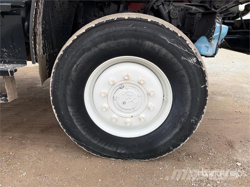 Freightliner M2 106 Teherautóra szerelt emelők és állványok