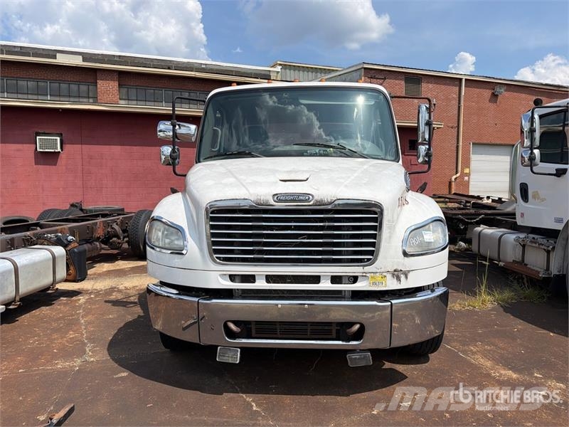 Freightliner M2 106 Autotransporteri