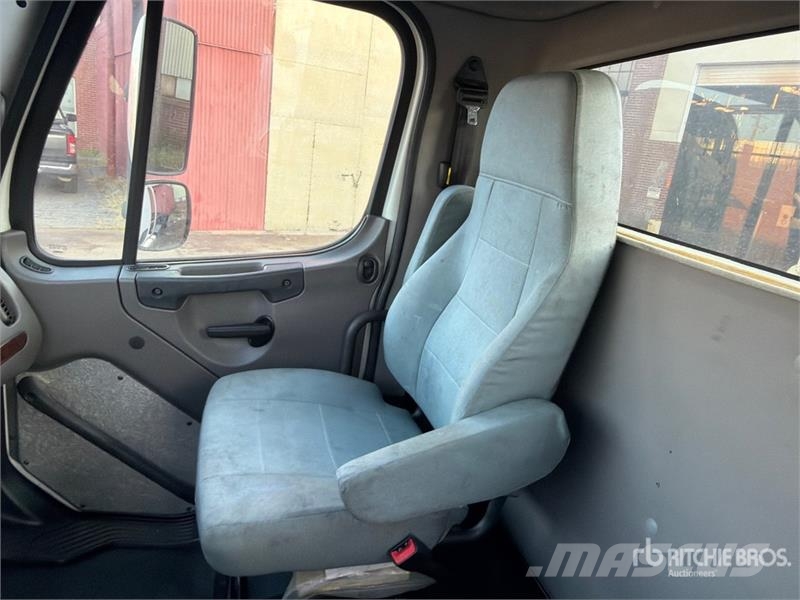 Freightliner M2 106 Camiones portacoches